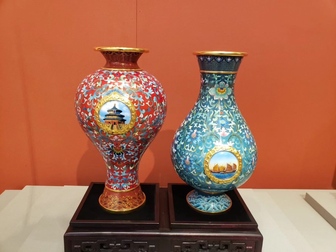 民國(guó)藍(lán)地仙鶴戲水紋景泰藍(lán)圓盤 一件帶老修的工藝品鑒賞